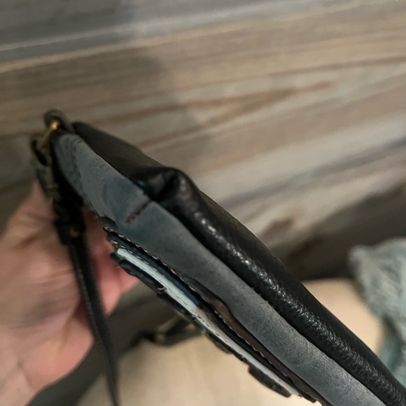 CHALA, piano cellphone crossbody - Picture 11 of 12